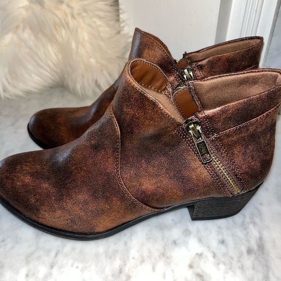 NEW! American Rag Abby Ankle Booties Brown Side Zippers - Picture 5 of 11